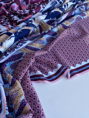 Штапель віскозний рапортом в красивій бордово-синій гамі з графікою та листям