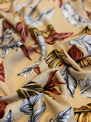 Штапель віскоза з крупними коричнево-білими листями на бежевому фоні