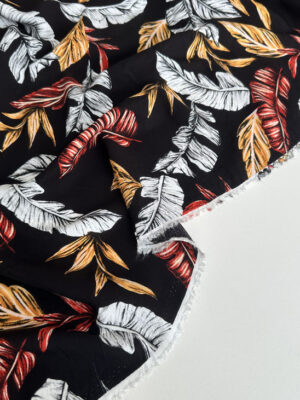 Штапель віскоза  з крупними теракотово-білими листями на чорному фоні