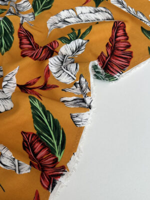 Штапель віскоза  з крупними зелено-коринево-білими-білими листями на жовтому фоні