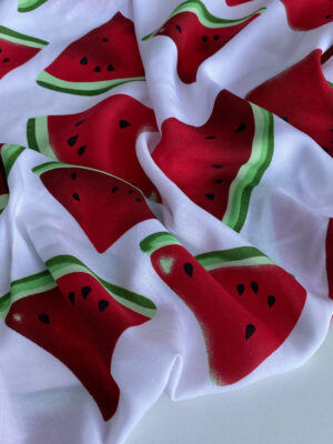 Штапель віскоза яскраві червоні скибки кавуна на білому фоні