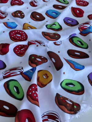 Штапель віскоза  зі смачними пончиками на білому фоні