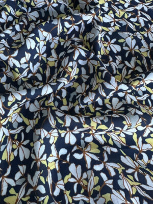 Віскоза італійська з жовто-біло-сірими і коричневим контуром квіточками на темно-синьому фоні