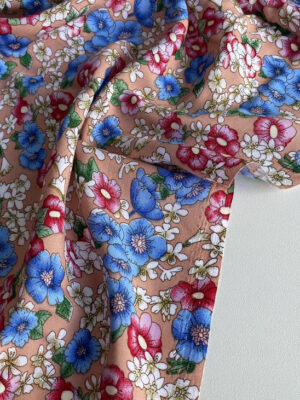 Тканина штапель з блакитними незабудками на бежево-персиковому фоні