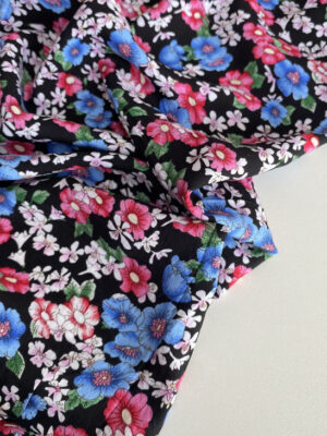 Тканина штапель з блакитними незабудками на чорному фоні