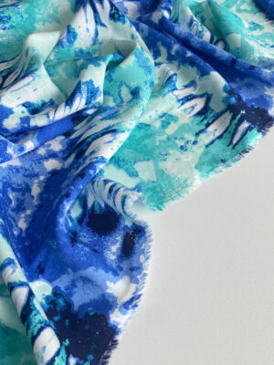 Штапель віскозний стрейч з бірюзово-синім акватичним дизайном ніби розмитими хвилями
