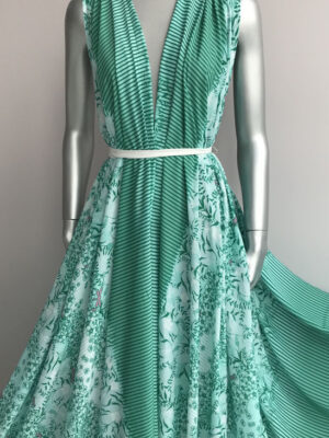 Тканина штапель квіточки, смужки і стрекозки на зеленкуватому фоні, малюнок рапортом