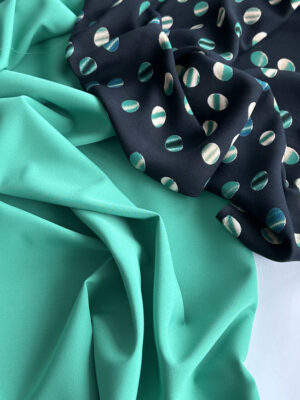 Тканина штапель темно-синій з бежево-зеленими кругами-планетами розмціром 1,7*1,7см