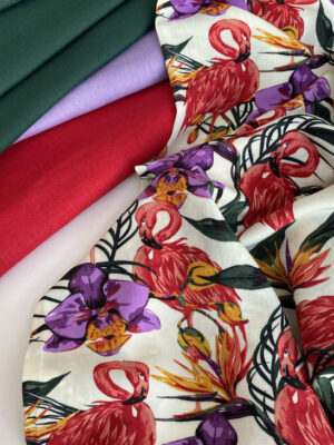 Тканина штапель молочного кольору з фламінго і тропічними квітами