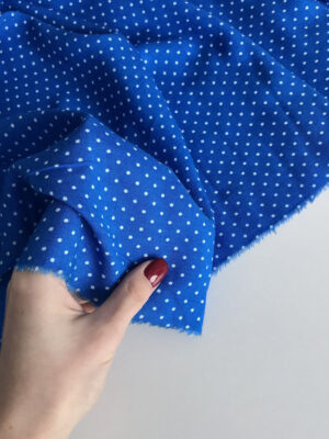 Тканина штапель яскраво-синій с білими мілкими горошками розміром 0,2*0,2см