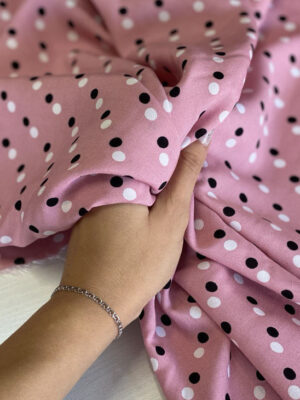 Тканина штапель ніжного фрезового відтінку з білими і чорними горошками розміром 0,5*0,5см