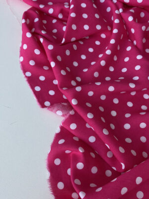 Тканина штапель малинового кольору з білими горошками розміром 1*1см