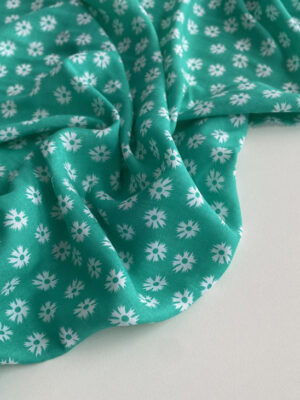 Тканина штапель зеленкувато-бірюзового кольрру з білими квіточками