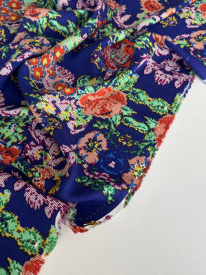Тканина штапель яскраво-синій з помаранчево-зеленими квітами малюнок як вишивка