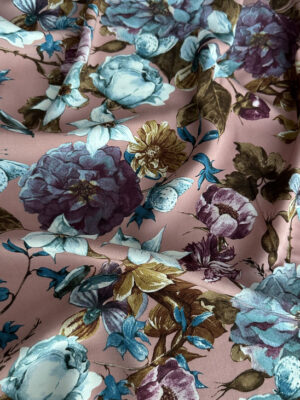 Тканина штапель благородного фрезово-пудрового колтру з крупними блакитними гортензіями