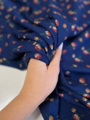 Тканина штапель темно-синій с червоними бутончиками квітів