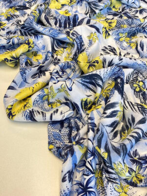 Віскоза італійська блакитно-сині з жовтим квіти абстракція на білому