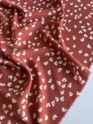 Тканина штапель міленькі світлі квіточки на теракотовому фоні