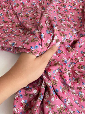 Тканина штапель розсип біло-блакитних квітів на рожево-фрезовому фоні