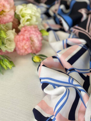 Тканина штапель блакитно-синя-рожева графіка на білому фоні