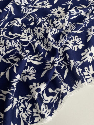 Штапель темно-синій з графічними білими ромашками