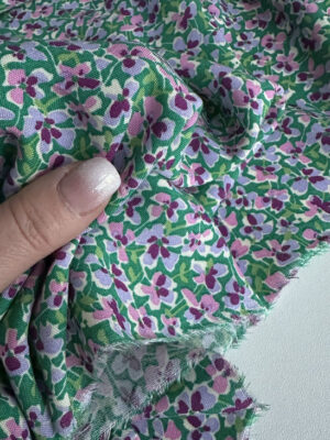 Штапель Італія мілкоквітковий рожево-бордовий принт на світло-зеленому фоні