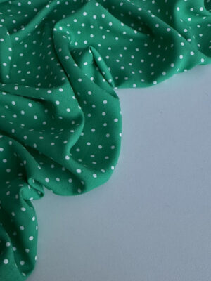 Штапель Італія розсип білих горшків на зеленому фоні