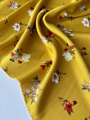 Віскоза твіл рідко розташовані букетики червоно-жовто-біли квітів на гірчично-жовтому фоні