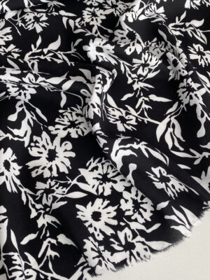 Штапель чорний з графічними білими ромашками