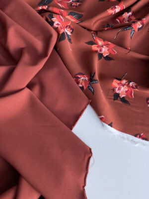 Віскоза твіл з рідко розташованими крупними помаранчовими квітами на теракотовому фоні