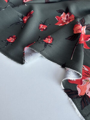 Віскоза твіл з рідко розташованими крупними помаранчовими квітами на фоні кольору темно-зелений хакі