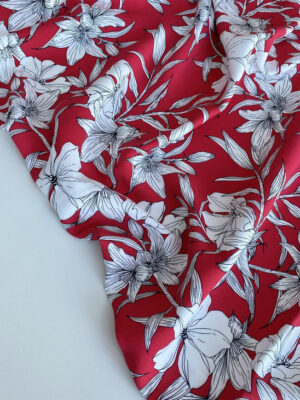Віскоза твіл червоного кольору з графічними білими квітами з чорним контуром