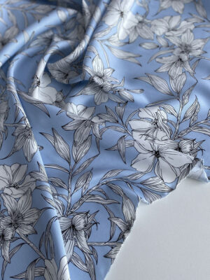 Віскоза твіл блакитного кольору з графічними білими квітами