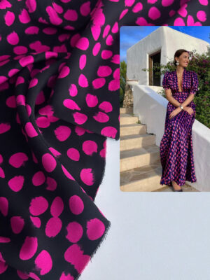 Віскоза твіл чорного кольору з яскравими малиновим ляпками розміром 2см