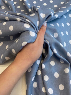 Віскоза твіл світло-блакитного кольору з білим горошками  розміром 1,5*1,5см