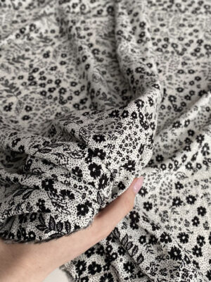 Штапель білий з чорним мелкоцвітом і крапочкками