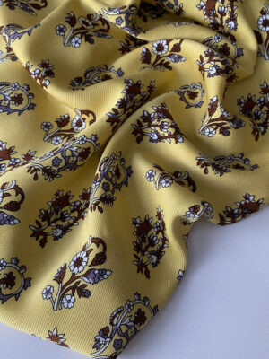 Віскоза твіл жовтого кольору з коричнево-сірим візерунком