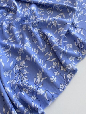 Віскоза твіл світло-блакитного кольору з тонко прорисованими білими квітами