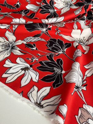 Віскоза твіл червоно-алого кольору з крупними білими і чорними графічними квітами