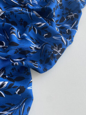 Віскоза твіл яскравого синього кольору з абстракційним білими і чорними каонтурами квітів