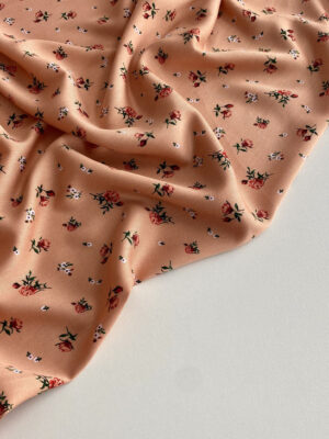 Віскоза твіл пудрово-персикового відтінку с мілкими червоними квіточками