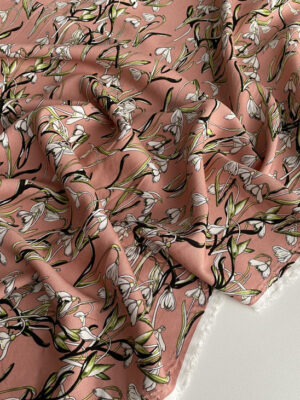 Віскоза твіл пудрово-рожевий відтінок з нідними пролісками та зеленим листям