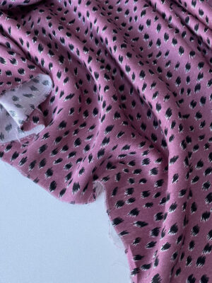 Віскозний шовк насиченого фрезового кольору з чорними цятками типу лео