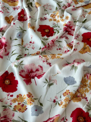 Віскоза жата білого кольору з польовими маками