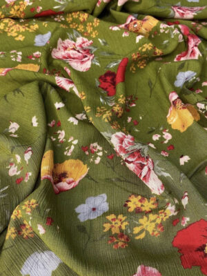 Віскоза жата зеленкувато-оливкового кольору з польовими маками