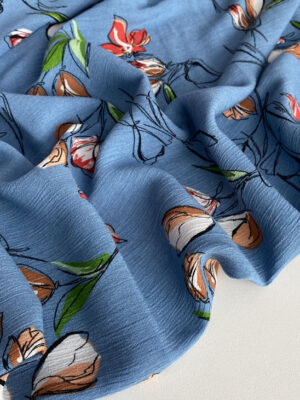 Віскоза жата з коричневими тюльпанами на блакитному фоні