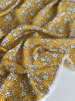 Штапель жовтий з біленькими квітами в чорному контурі