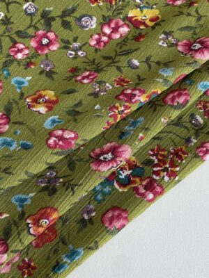 Віскоза жата з мілкими квітами на зеленкувато-оливковому фоні