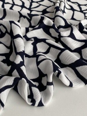 Віскоза жата абстракція білий жираф на темно-синьому фоні