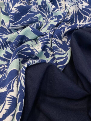 Віскоза жата сине абстракційне крупне листя на кольорі ніжний тіффані